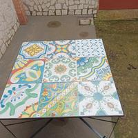 tavolino ferro battuto con mattonelle 