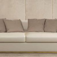 DIVANO CON DETTAGLI METALLO DORATO