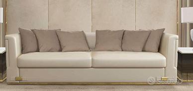 DIVANO CON DETTAGLI METALLO DORATO