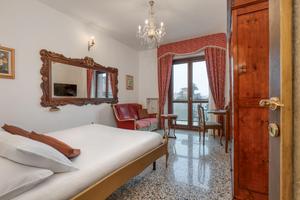 Suite con terrazzo su Piazzale della Stazione