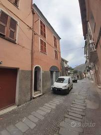 Casa indipendente di 150 m² con più di 5 locali a 