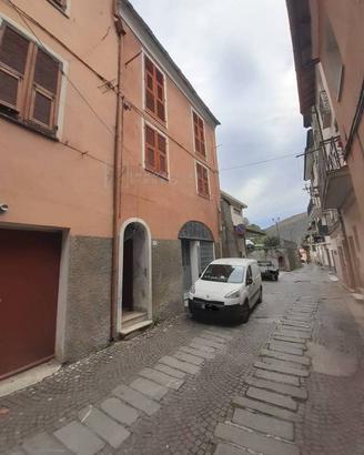 Casa indipendente di 150 m² con più di 5 locali a 