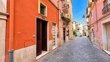 MONOLOCALE A GAETA