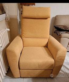 poltrona con poggiapiedi retrattile colore ocra 