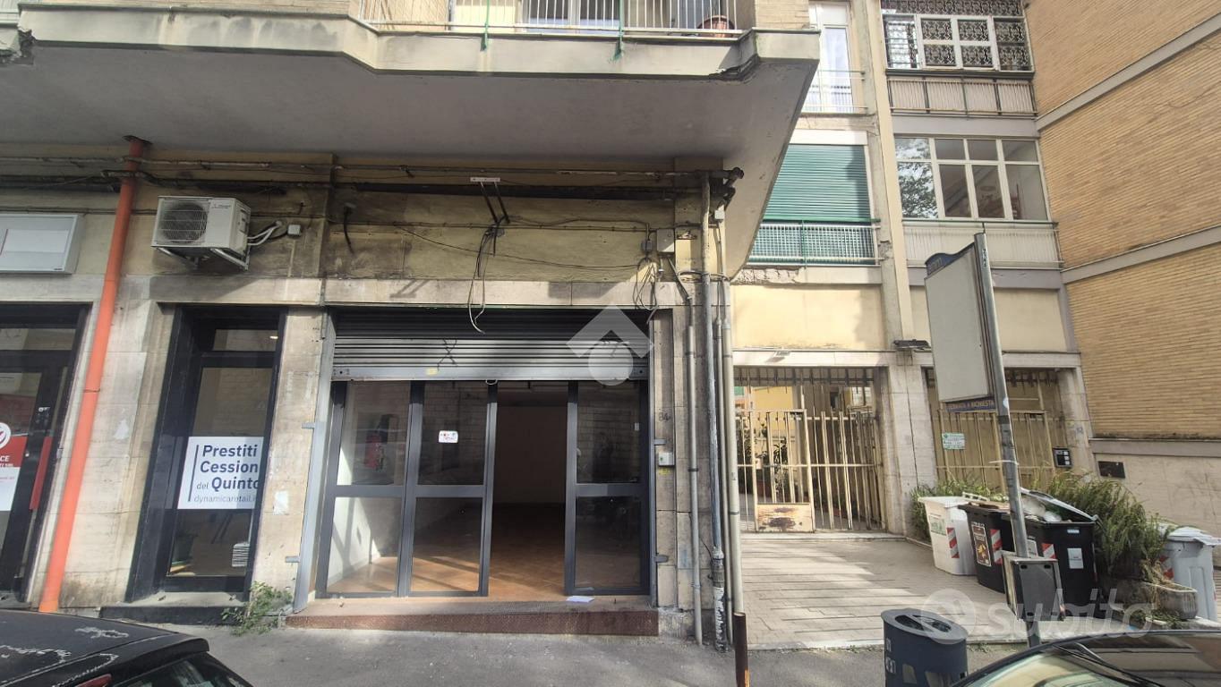 NEGOZIO A NAPOLI - Vista 3