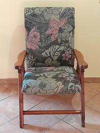 Poltrona in legno reclinabile. 