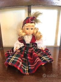 Bambola in porcellana da collezione