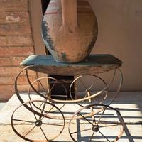 Antico passeggino per bambole 