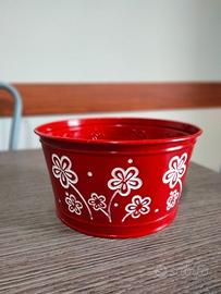 Portavaso decorativo in metallo di colore rosso