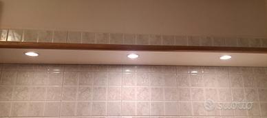 Mensola con 3 faretti integrati 