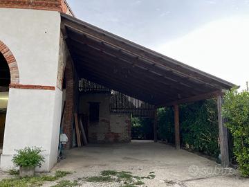 Tettoia in legno lamellare e lameria