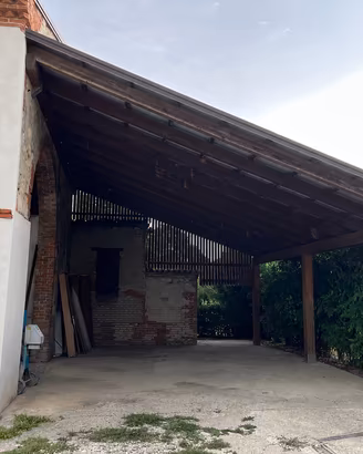 Tettoia in legno lamellare e lameria