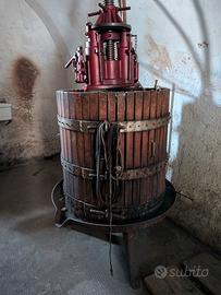 Antico Torchio Idraulico per Uva