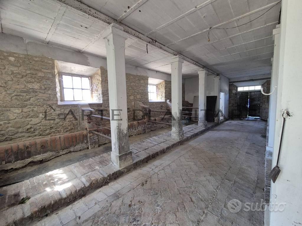 Rustico / Casale di 550 m² con più di 5 locali a C - Vista 5