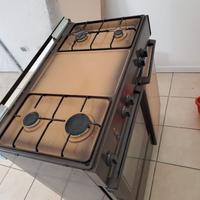 Cucina a gas con piano cottura e forno