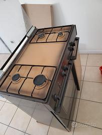 Cucina a gas con piano cottura e forno