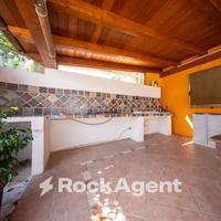 CASA INDIPENDENTE CON AMPIE VERANDE E TERRENO TOTT