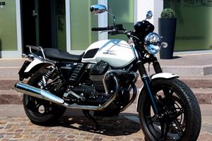 MOTO GUZZI V7 