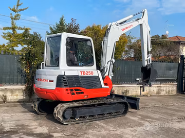 E116 Escavatore 50 q Takeuchi TB250
