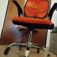 Sedia e tastiera pc