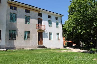 Rustico / Casale di 230 m² con più di 5 locali a A