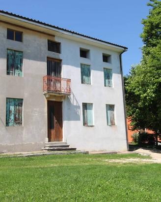 Rustico / Casale di 230 m² con più di 5 locali a A