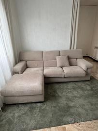 Salotto completo di divano, tavolo e 4 sedie