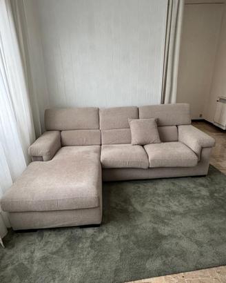 Salotto completo di divano, tavolo e 4 sedie