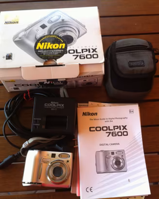 macchina fotografica NIKON COLPIX 7600