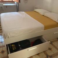 Struttura letto matrimoniale con doghe e materasso