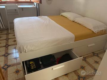 Struttura letto matrimoniale con doghe e materasso