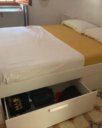 Struttura letto matrimoniale con doghe e materasso