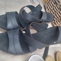 3 paia di diversi sandali con tacco 