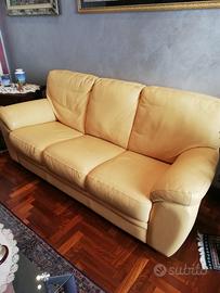 Divano in pelle giallo senape