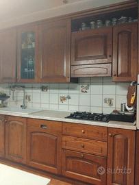 cucina con elettrodomestici 