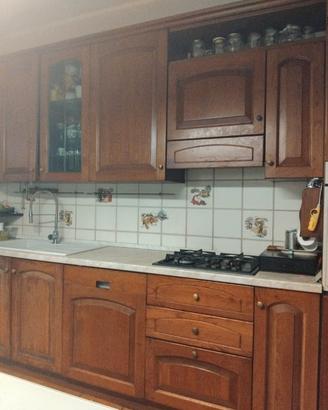 cucina con elettrodomestici 