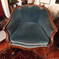 Poltrona "a tazza" in velluto azzurro