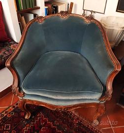 Poltrona "a tazza" in velluto azzurro