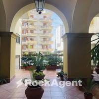 LOCALE COMMERCIALE CON DUE VETRINE SU STRADA E POS