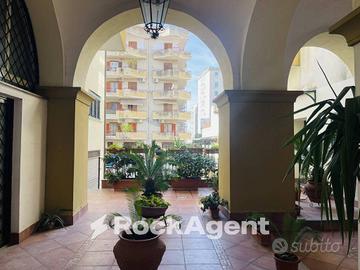 LOCALE COMMERCIALE CON DUE VETRINE SU STRADA E POS