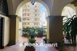 LOCALE COMMERCIALE CON DUE VETRINE SU STRADA E POS