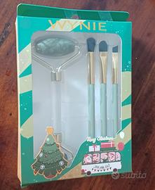 Kit trucco: ruller face e diversi pennelli 