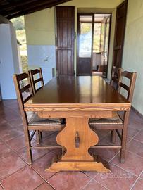 Tavolo in legno massello più 4 sedie in legno.