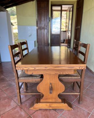Tavolo in legno massello più 4 sedie in legno.