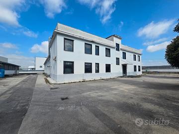 Capannone con ampio piazzale ed uffici