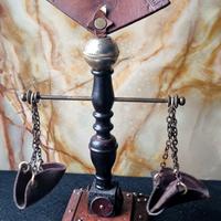 Bilancia decorativa in pelle e metallo