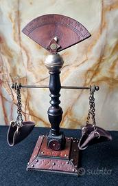 Bilancia decorativa in pelle e metallo