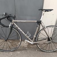 bici da corsa in titanio e carbonio