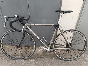 bici da corsa in titanio e carbonio