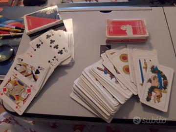 due mazzi di carte da gioco 